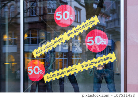 shop window with german text Everything has to go, we're closing and 50 percent sign 107531458