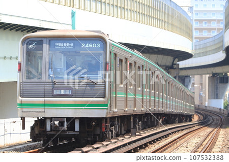 大阪市營地鐵中央線上的24系列車正在運行。 大阪市營地鐵中央線上的24系列車正在運行。 107532388