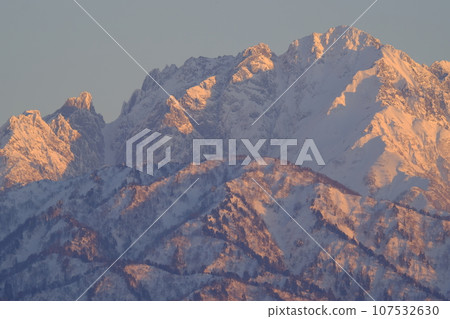沐浴在夕陽下的立山連峰劍岳 107532630