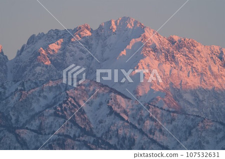 沐浴在夕陽下的立山連峰劍岳 107532631