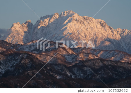 沐浴在夕陽下的立山連峰劍岳 107532632