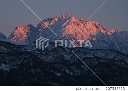 沐浴在夕陽下的立山連峰劍岳 107532633