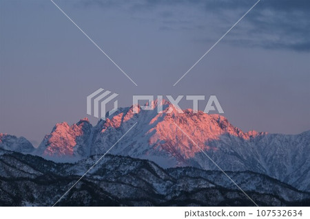 沐浴在夕陽下的立山連峰劍岳 107532634