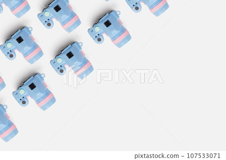 Pattern with SLR camera on pastel color background 107533071