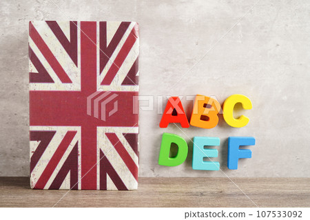 English book with graduate hat, learning and tutorial for foreigner. 107533092