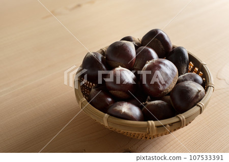 栗子特寫(木背景) 栗子特寫(木背景) 107533391