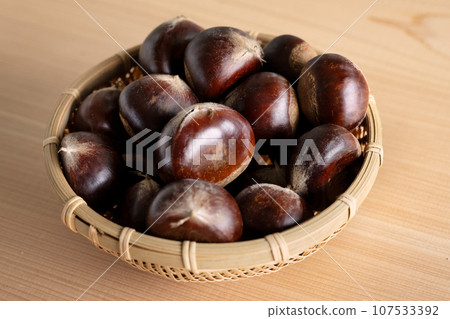 籃子裡裝滿了新鮮的栗子 籃子裡裝滿了新鮮的栗子 107533392