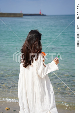 婦女在海裡玩 婦女在海裡玩 107534339
