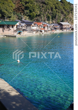 漂浮在海上的小漁港 漂浮在海上的小漁港 107534341