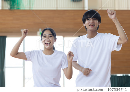 努力參加社團活動的高中生男女 107534741