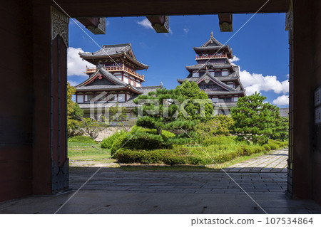 Fushimi Momoyama Castle seen from Otemon in summer (Fushimi Ward, Kyoto City, Kyoto Prefecture) 107534864
