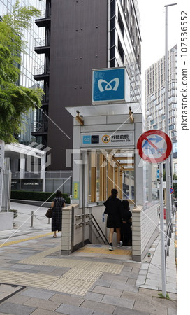 Exit 1b of Gaienmae Station on the Tokyo Metro Ginza Line 107536552