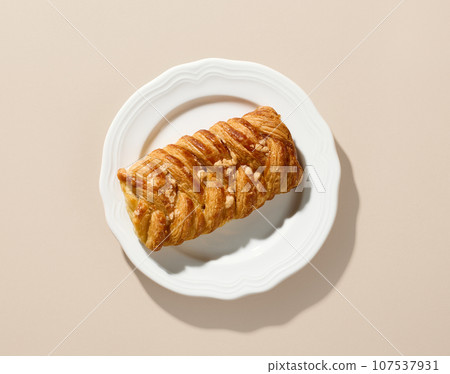 freshly baked sweet bun on white plate freshly baked sweet bun on white plate 107537931