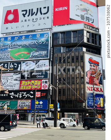 在熱鬧的娛樂區欣賞札幌薄野的著名建築 在熱鬧的娛樂區欣賞札幌薄野的著名建築 107538062