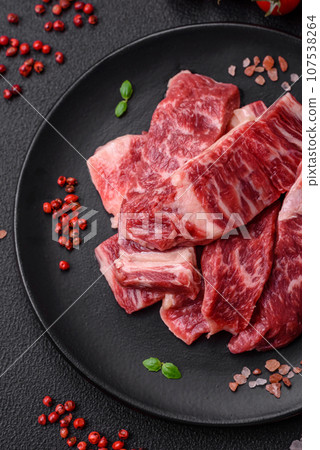Fresh juicy raw beef slices with salt and spices 107538264