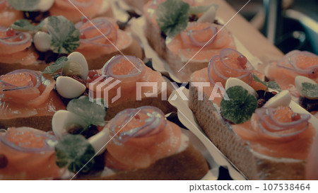 Fresh salmon fillet buns are delicious. home cafe offer to customers 107538464