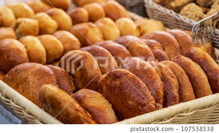 Many freshly baked buns in the basket. Top view bread. Pies freshly baked at the home producers' market Many freshly baked buns in the basket. Top view bread. Pies freshly baked at the home producers' market 107538538