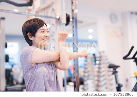 中年婦女在健身房訓練 107538963