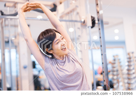 中年婦女在健身房訓練 107538966