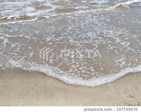 Waves on the sandy beach. 107539870