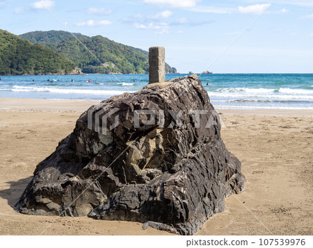 Nambae Beach (Nambae, Takahama-cho, Oi-gun, Fukui Prefecture). Landscape of sandy beach and rocks. 107539976