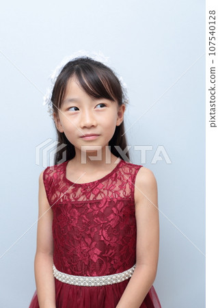 穿裙子的小學生女孩 107540128