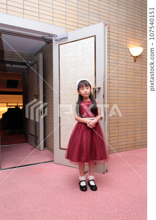 穿裙子的小學生女孩 107540151