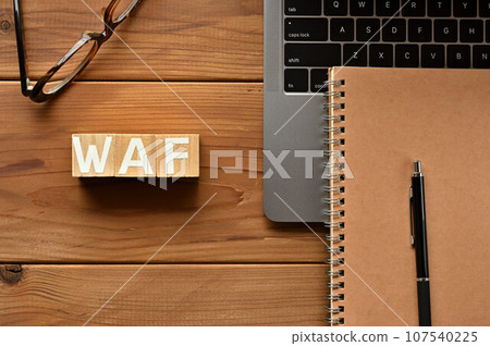WAF 上排列的木塊、電腦、筆記本和筆 WAF 上排列的木塊、電腦、筆記本和筆 107540225