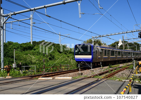 Yokosuka Line Denen (underground) level crossing 107540827