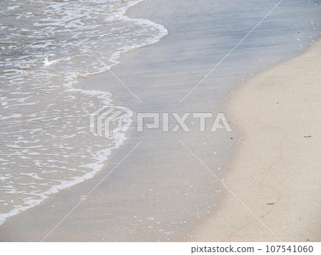 在透明海的沙灘上的海灘。 在透明海的沙灘上的海灘。 107541060