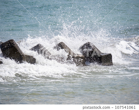 海浪撞擊海岸上的消浪塊,產生浪花。 海浪撞擊海岸上的消浪塊,產生浪花。 107541061
