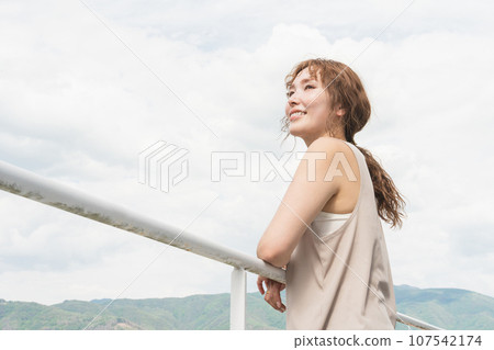 穿著瑜珈服/運動服的女性、女運動員、美麗媽媽、家庭主婦 穿著瑜珈服/運動服的女性、女運動員、美麗媽媽、家庭主婦 107542174