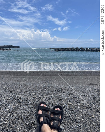 涼鞋俯瞰大海 涼鞋俯瞰大海 107542202