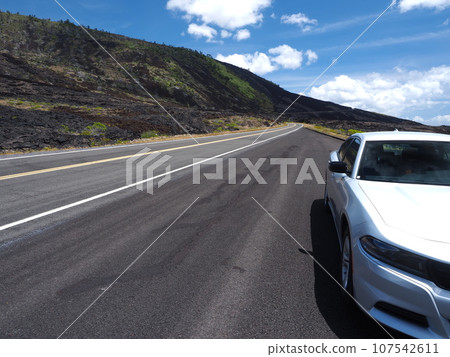 沿著夏威夷火山國家公園的火山口鏈行駛 沿著夏威夷火山國家公園的火山口鏈行駛 107542611