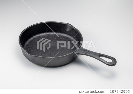 Skillet cooker 107542905