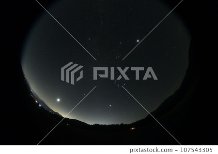 北斗市白州町清晨的東方天空。金星和木星之間的冬季恆星。 107543305