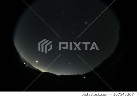 北斗市白州町清晨的東方天空。金星和木星之間的冬季恆星。 107543307