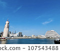 翻修的神戶港塔和陽光明媚的港口小鎮風景<兵庫/神戶> 107543488