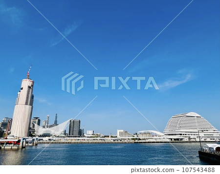翻修的神戶港塔和陽光明媚的港口小鎮風景<兵庫/神戶> 107543488
