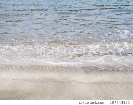 透明美麗的海水沙灘。 透明美麗的海水沙灘。 107543563