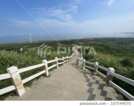 苗栗海邊很多風車的場景 107544070