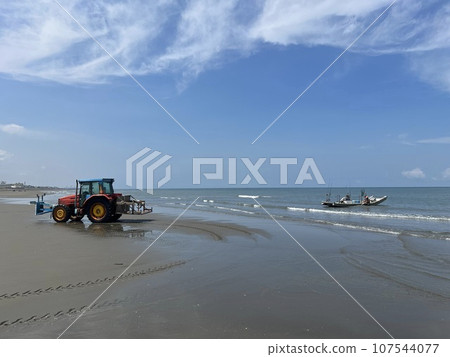 海邊要拖拉船上岸 107544077