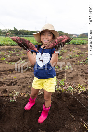 孩子們在享受挖地瓜的樂趣 107544164