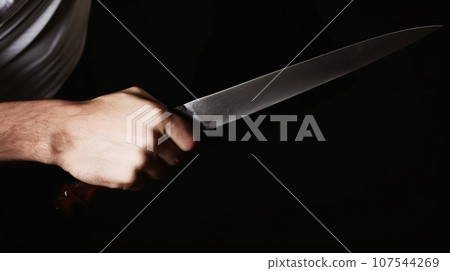 拿著刀的男人的手 107544269