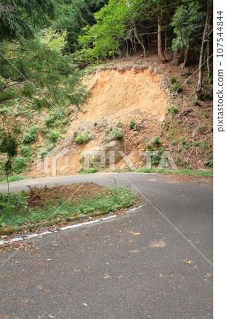 發生山崩的山路 107544844
