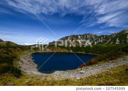 從立山黑部阿爾卑斯山路線室堂平出發的御庫裡池 從立山黑部阿爾卑斯山路線室堂平出發的御庫裡池 107545099