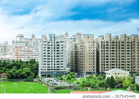 從台灣新幹線列車車窗看到的台中市台灣風景 從台灣新幹線列車車窗看到的台中市台灣風景 107545440
