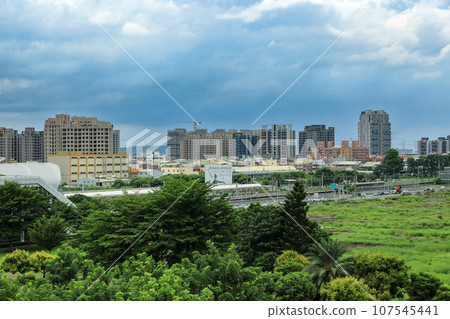 從台灣新幹線列車車窗看到的台中市台灣風景 107545441