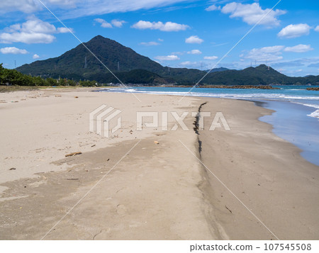 濱名洲公園海水浴場（福井縣大井郡高浜町美松海水浴場東側）和青葉山的風景。拍攝於十月。 107545508