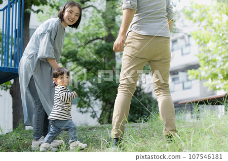 Parent and child playing in the park Parent and child playing in the park 107546181